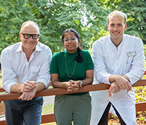 Das Autorenteam der Universitätsklinik für Herz- und Thoraxchirurgie (v.l.): Klinikdirektor Prof. Dr. med. Jens Wippermann, Dr. rer.nat. Priya Veluswamy, Dr. med. Max Wacker.  